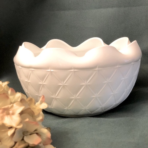 Milk Glass Quilted Diamond Point Rose Bowl, Duette Pattern - Picture 4 of 4